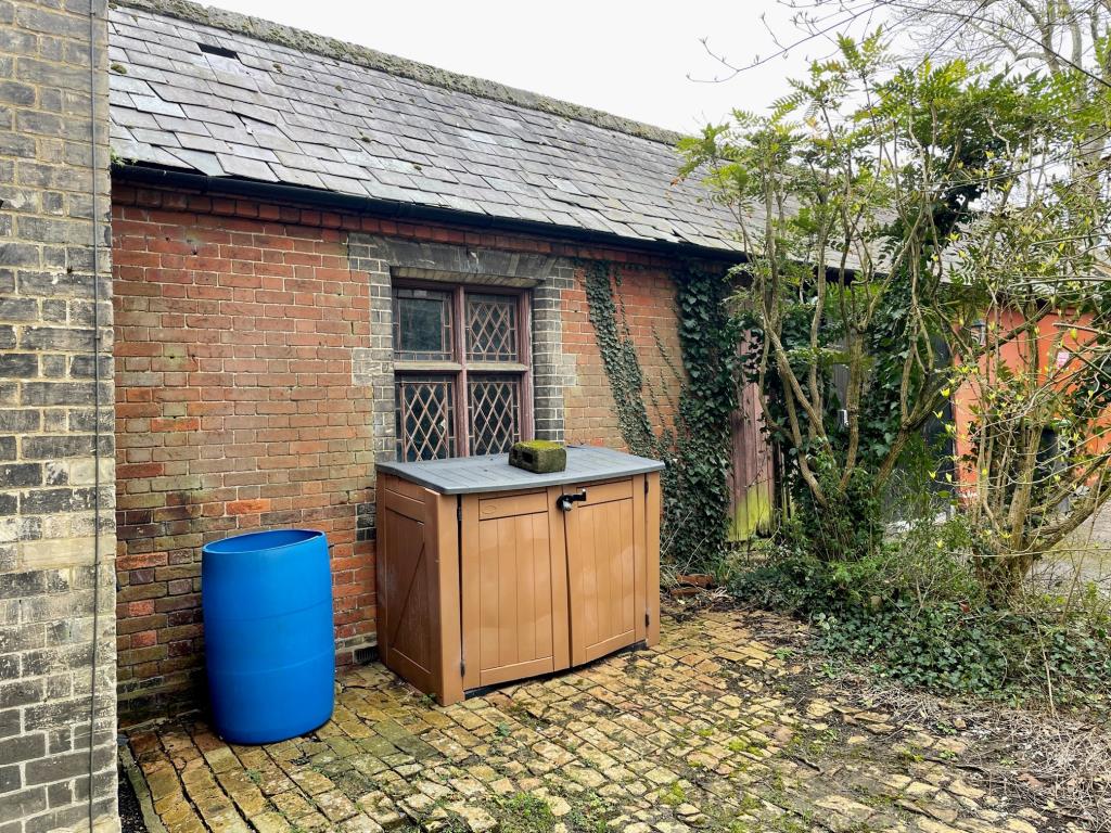 Lot: 75 - VACANT LOCK-UP STORE WITH POTENTIAL - Vacant Lock-up Store/Studio in Gt Dunmow